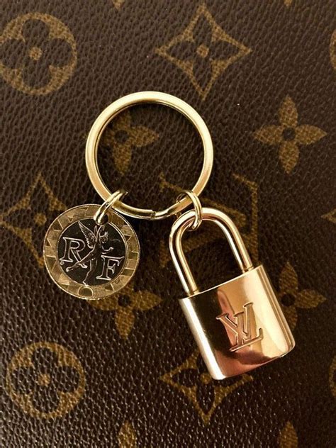 louis vuitton key ring women's|authentic louis vuitton keychain.